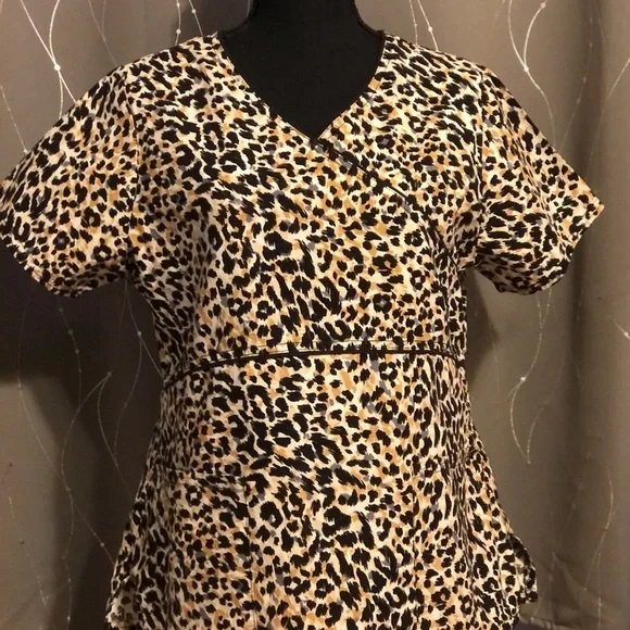 Scrub Star leopard top - Picture 2 of 7